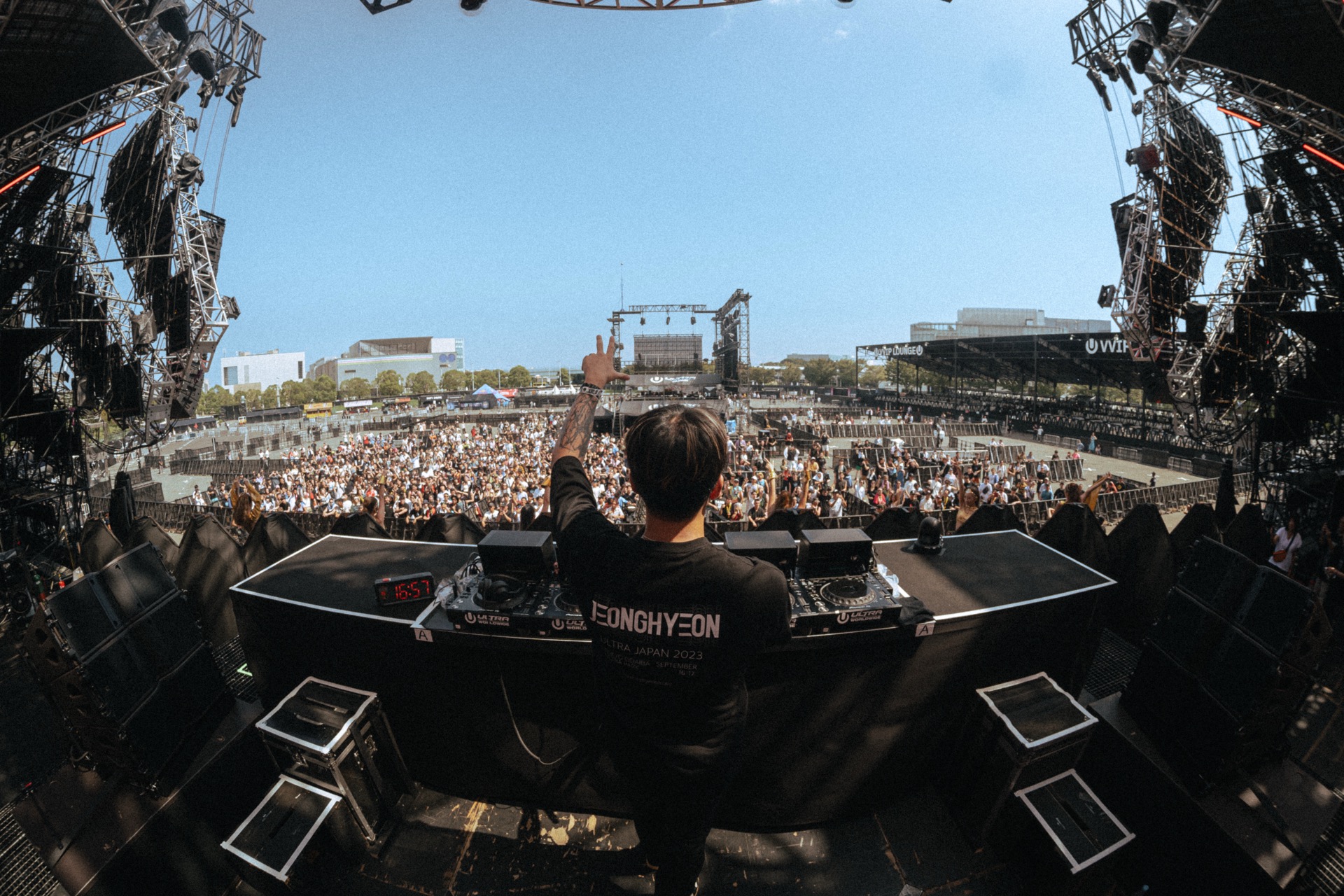jeonghyeon performing live — South Korean DJ and producer